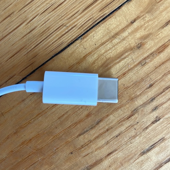 Apple USB-C to Headphone Jack - Picture 3 of 4